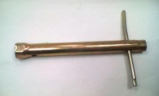 Ключ за свещи комбиниран-16-21мм.
Модел:Тръба
Цена-10лв.
